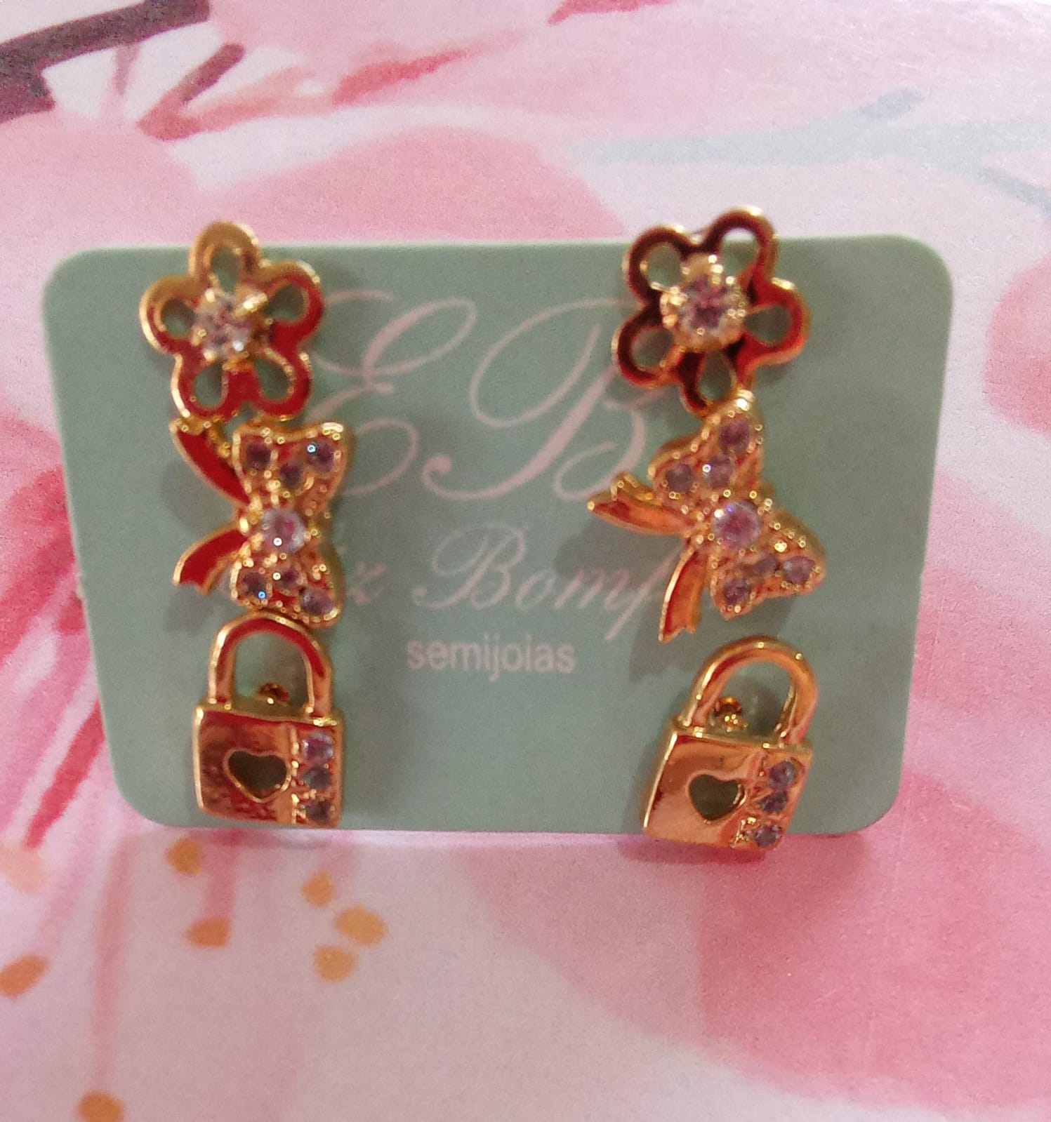 brinco em forma de flor laço e cadeado