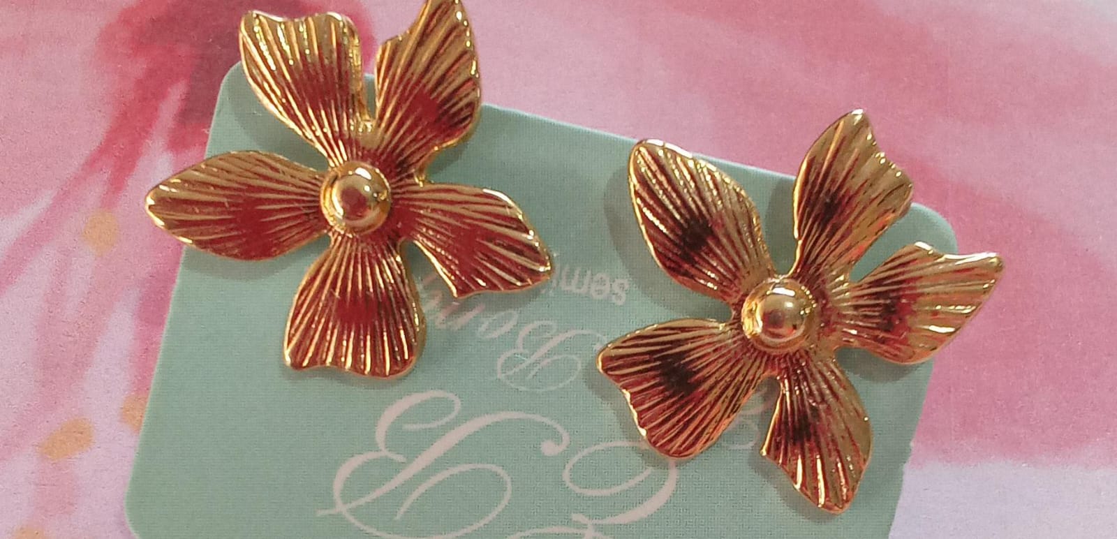 brincos dourados de flor