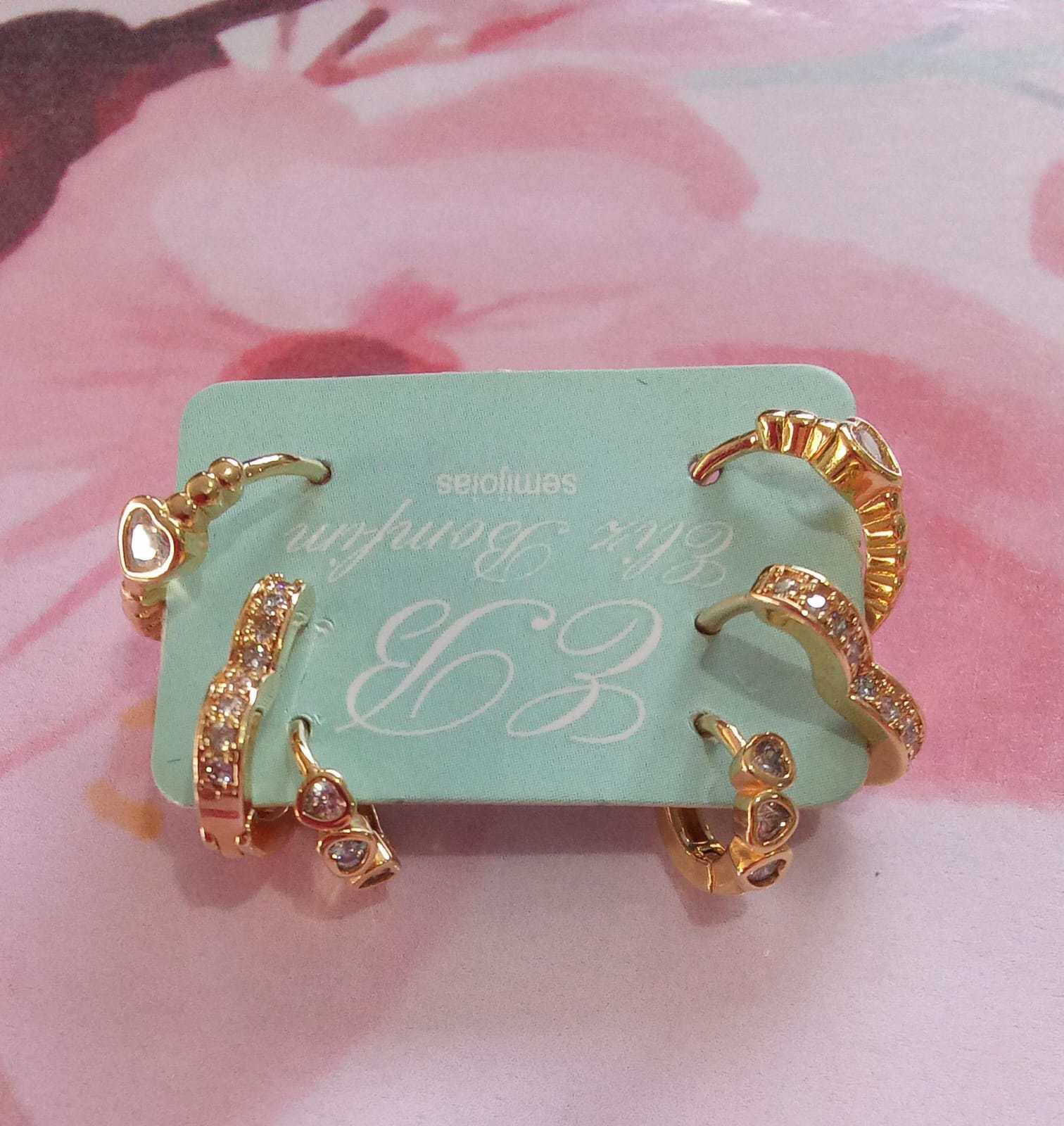 brinco dourado em forma de coração