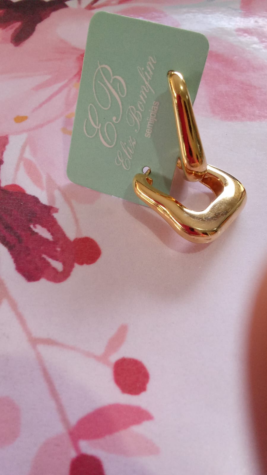 brinco dourado quadrado