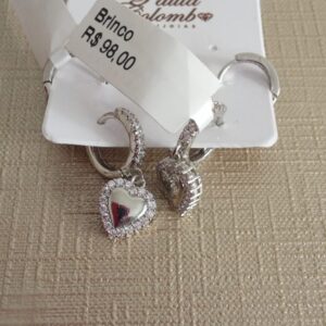 brincos prateados de coração