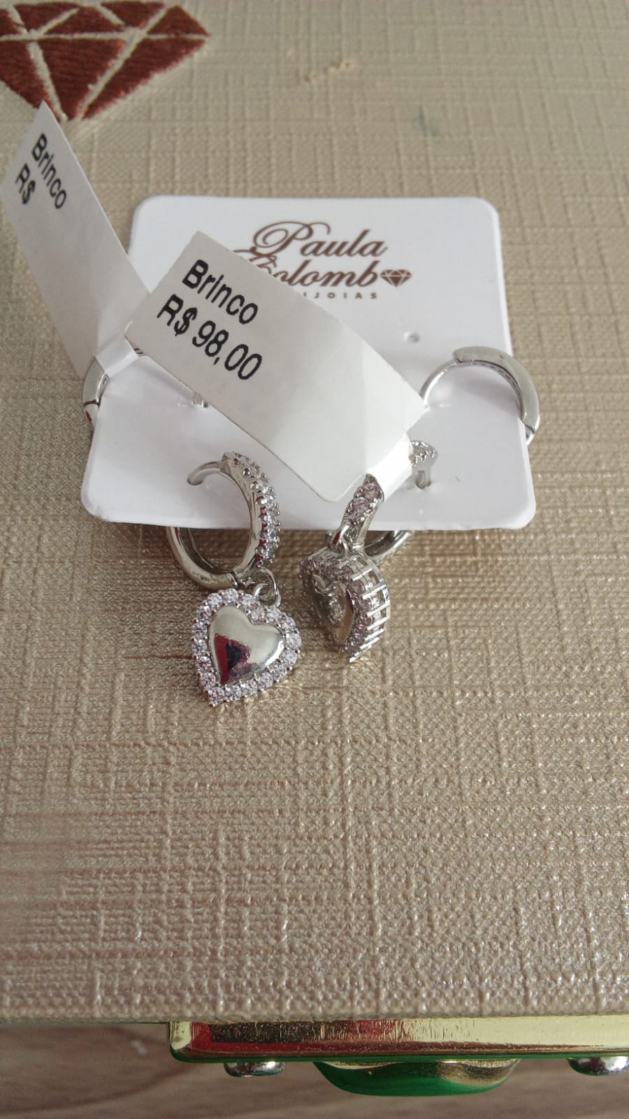 brincos prateados de coração