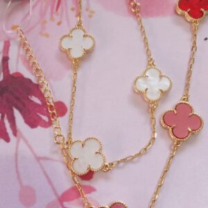 colar dourado com flores