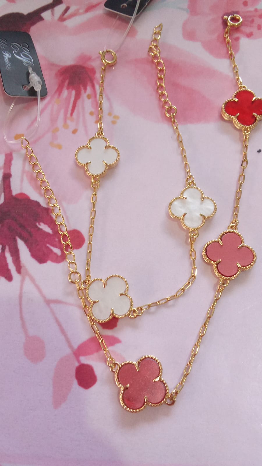 colar dourado com flores