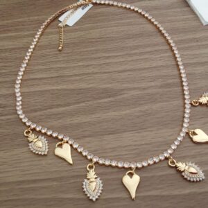 colar dourado com pingentes