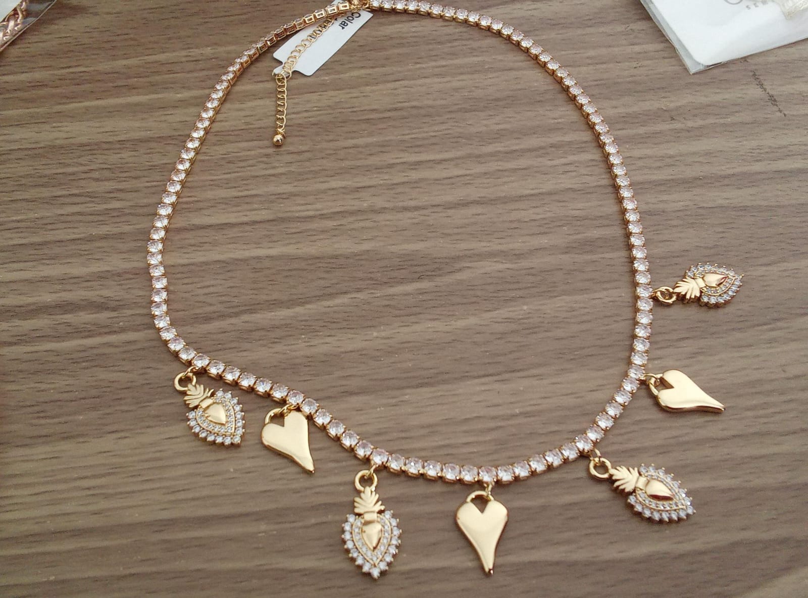 colar dourado com pingentes