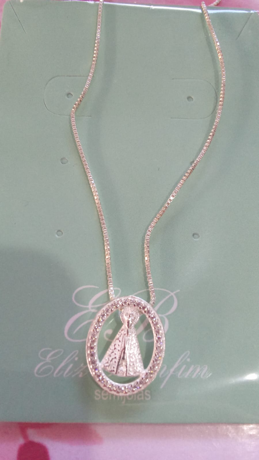 colar prateado da nossa senhora aparecida